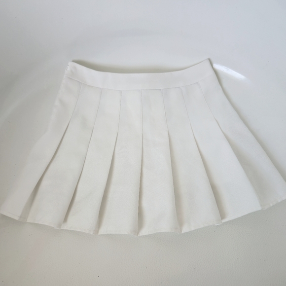 Fashion & Autr Dresses & Skirts - White Pleated Sport Skirt